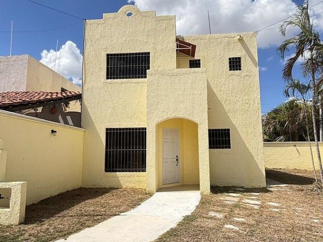 Casa en renta con muebles nuevos en Chuburná | 3 recámaras c/baño + estudio