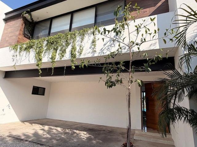 CASA EN RENTA CON PANELES EN YUCATÁN COUNTRY CLUB