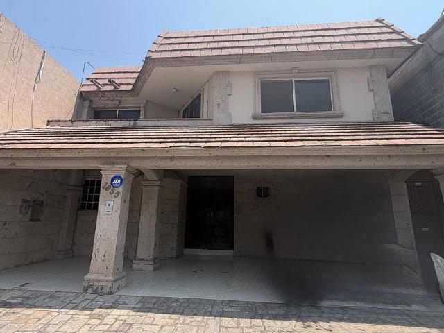 Casa en Renta Contry Sol Av Las Américas Guadalupe 4 Recámaras con Patio, Asador