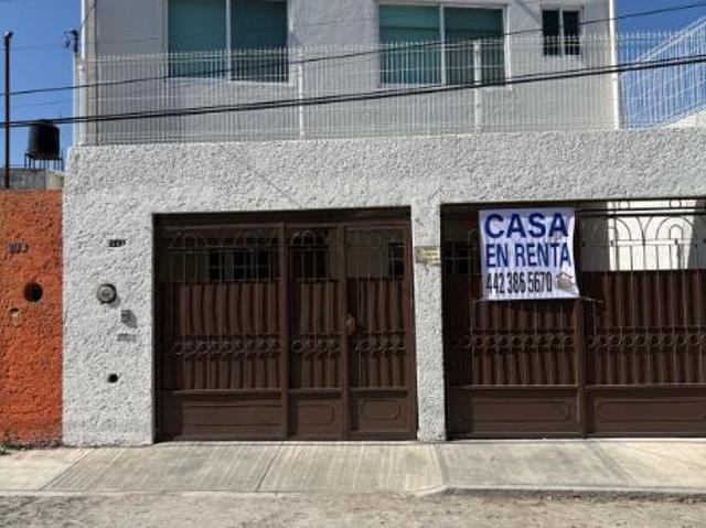 Casa en renta de tres rec?maras y amplia sala de TV a 5 min del TEC Monterrey