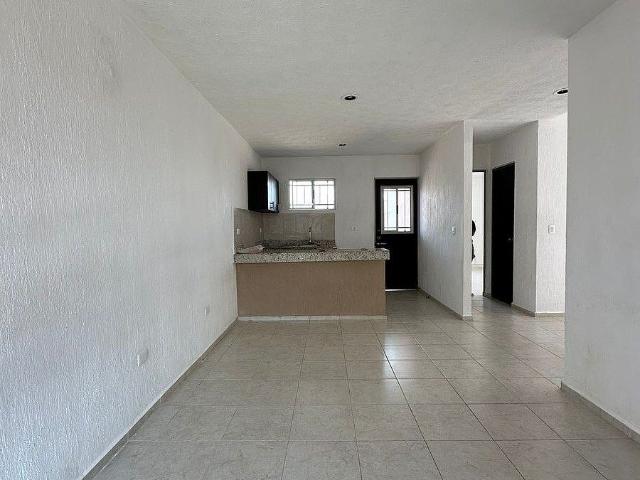 Casa en renta de una planta con patio y 2 estacionamientos en Los Héroes Mérida