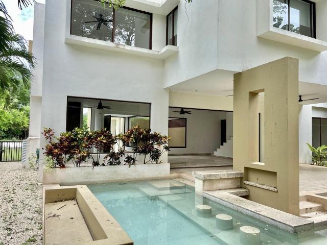 Casa en renta de 3 habitaciones con alberca y cuarto de servicio en el Yucat?n Country Club