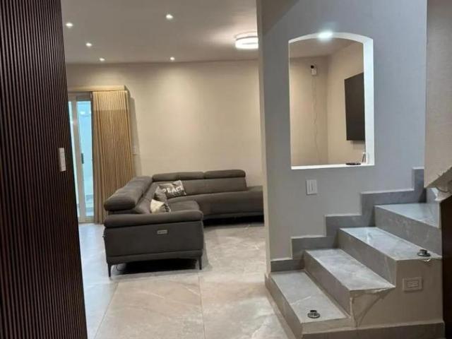 CASA EN RENTA DE 3 NIV. AMUEBLADA CON ACABADOS DE LUJO, EN CUMBRES ORO REGENCY