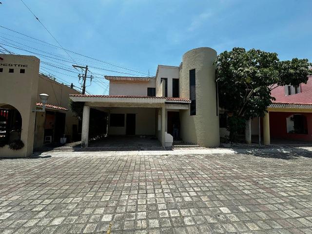 Casa en Renta de 3 Recamaras + Cuarto de Servicio, Residencial Campestre