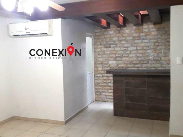 CASA EN RENTA DE 3 RECÁMARAS EN PRIVADA CON SEGURIDAD 24/7, COCHERA TECHADA