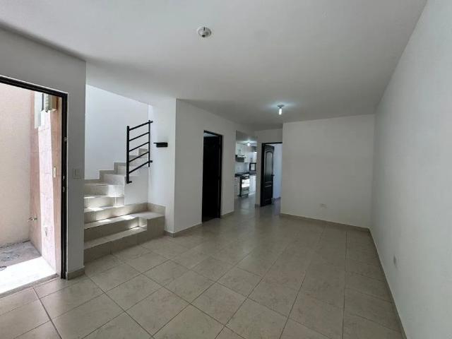 Casa En Renta De 3 Recámaras, Una Recámara En Planta Baja, Zona Sonterra