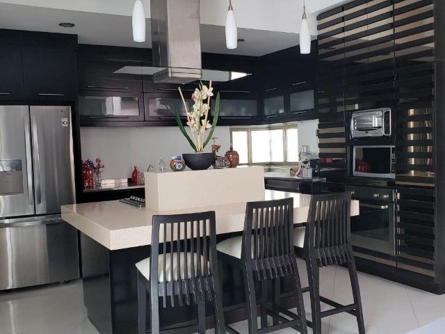 Casa en renta de 4 recamaras y terreno excedente