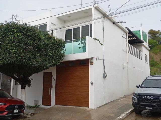 Casa en renta de 5 recámaras en Col. Presidentes, Terán