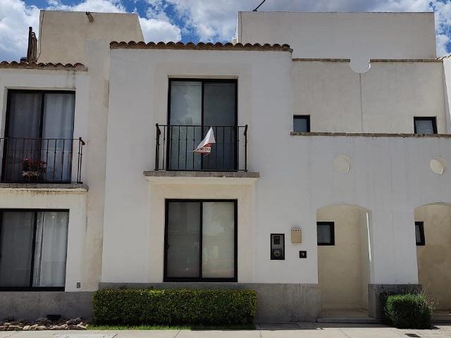 casa en renta dentro del residencial torre de piedra ii, zirándaro