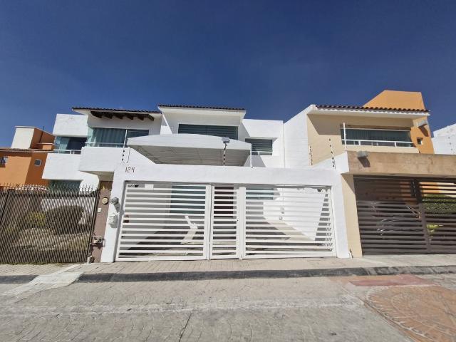 CASA EN RENTA CON PORTÓN ELÉCTRICO EN MILENIO III, QUERÉTARO, QRO. D.E