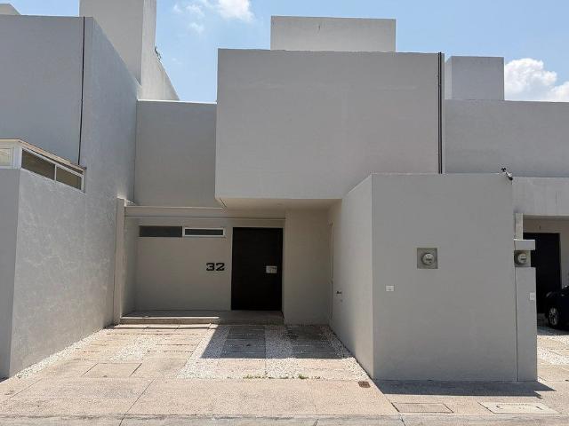 CASA EN RENTA EN MISIÓN ANTIGUA, DETRAS DE PLAZA CONSTITUYENTES Y RECAMARA EN PB