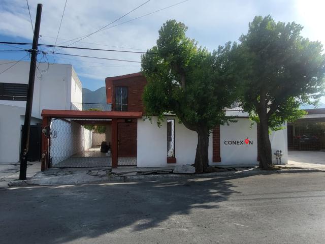 CASA EN RENTA EN MONTERREY DE 3 RECÁMARAS, COCHERA PARA 3 VEHÍCULOS!