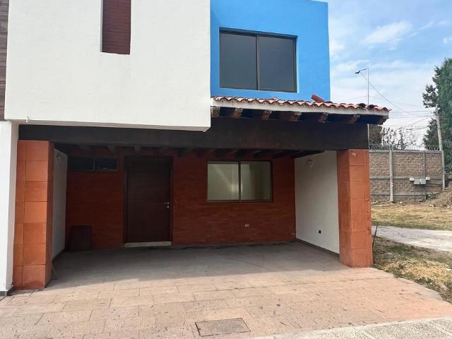 Casa en Renta en Antigua Cementera con Doble Altura