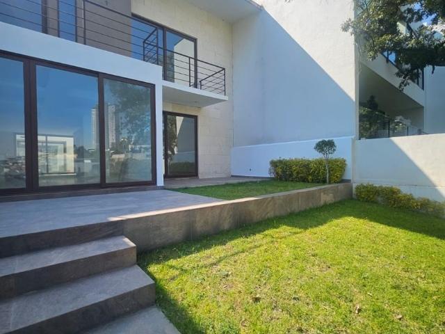 Casa en renta en Bosque Real en una privada! Super oportunidad F