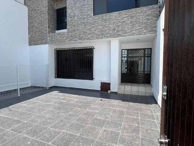 Casa en RENTA en CALESA a pie de calle !
