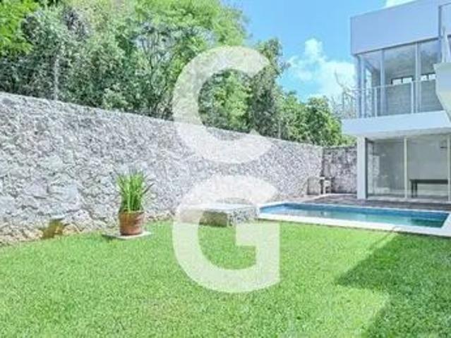 Casa en Renta en Cancún en Zona Huayacán con Amplio Jardín y Alberca