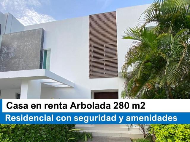 Casa en renta en Canc?n con doble terreno, alberca y 3 rec?maras. Amenidades premium y seguridad