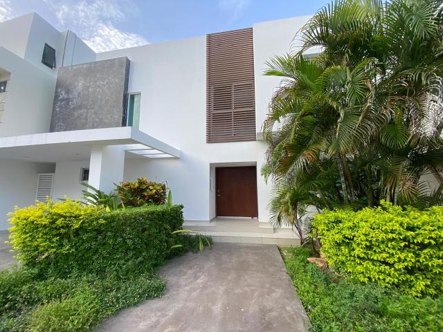 Casa en renta en Canc?n con doble terreno, alberca y 3 rec?maras. Amenidades premium y seguridad