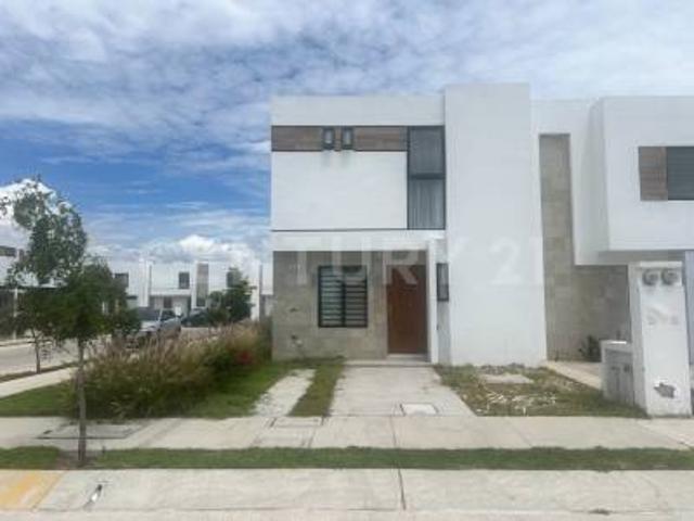 Casa en renta en Carena con recamara en pb