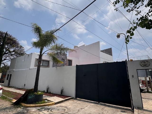Casa en renta en Ciudad Granja, Zapopan | 5 recámaras, 6.5 baños, en 4 niveles