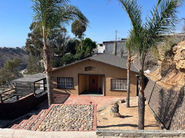 CASA EN RENTA EN COL. LOS ALTOS, EL SOLER TIJUANA, AMPLIO TERRENO 300 MT2, 200 MT2 HABITACIONAL, 2
