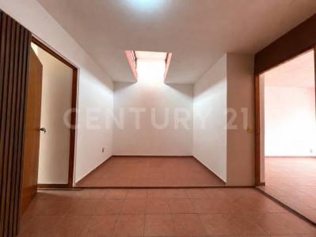 Casa en renta en Colinas del Rey, Zapopan — 4 recámaras, una en planta baja