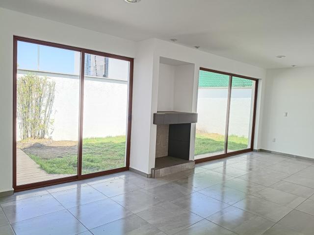 Casa en Renta en Condominio en Metepec, Amplio Jard?n, Ba?o en cada rec?mara