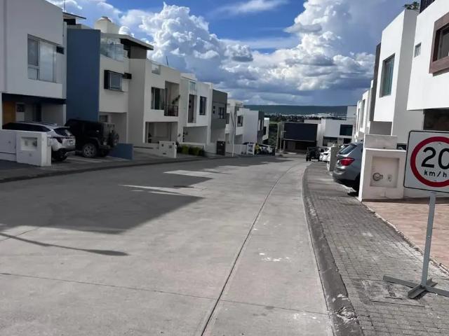 CASA EN RENTA EN CONDOMINIO LUCELOPOLIS, MILENIO III
