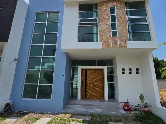 casa en renta en coto el castillo | 3 recámaras con baño | con vista al parque |