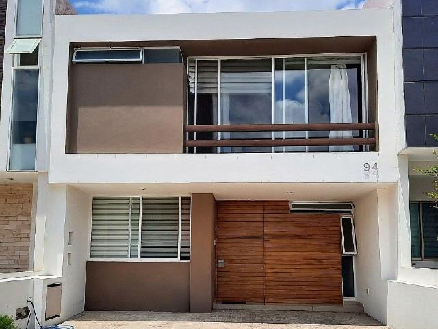 Casa en renta en Coto H, La Cima de Zapopan. Con recámara y baño en planta baja