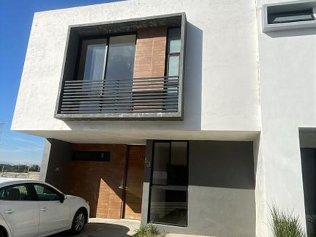 CASA EN RENTA EN COTO SIVEC, CON HABITACIÓN ESTUDIO EN PLANTA BAJA