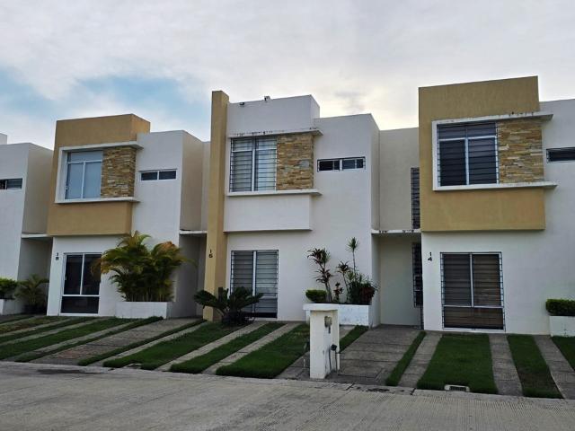 Casa en renta en coto privado con alberca