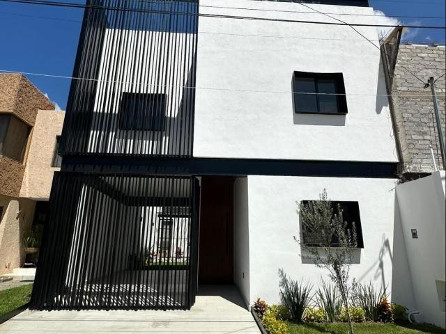 Casa en Renta en Del Moral 1 con 4 Rec?maras y 3 Niveles