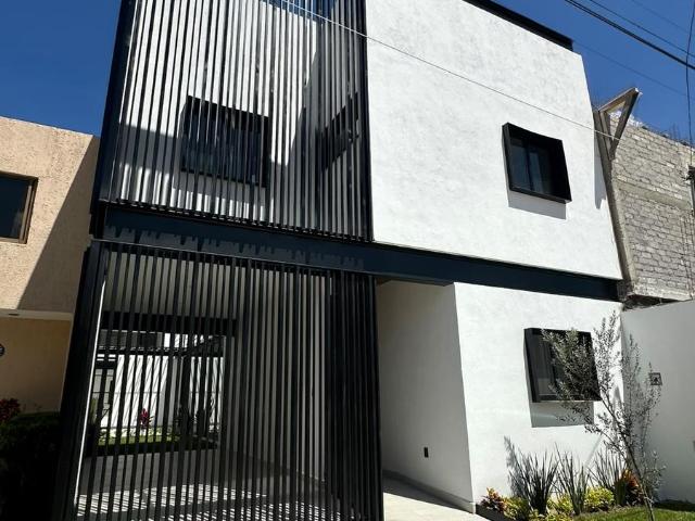 Casa en Renta en Del Moral 1 con 4 Rec?maras y 3 Niveles