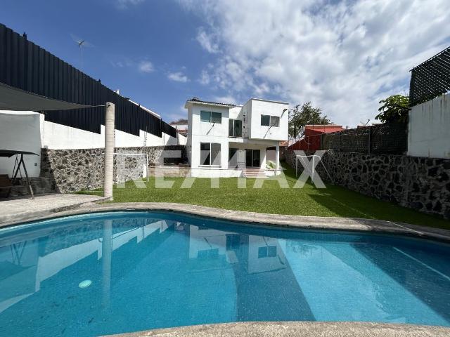 Casa en renta en exclusivo fraccionamiento Brisas de Temixco con vigilancia y control de acceso. Clave 6185