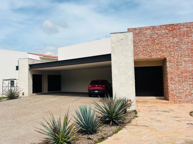 CASA EN RENTA EN EL CAMPANARIO