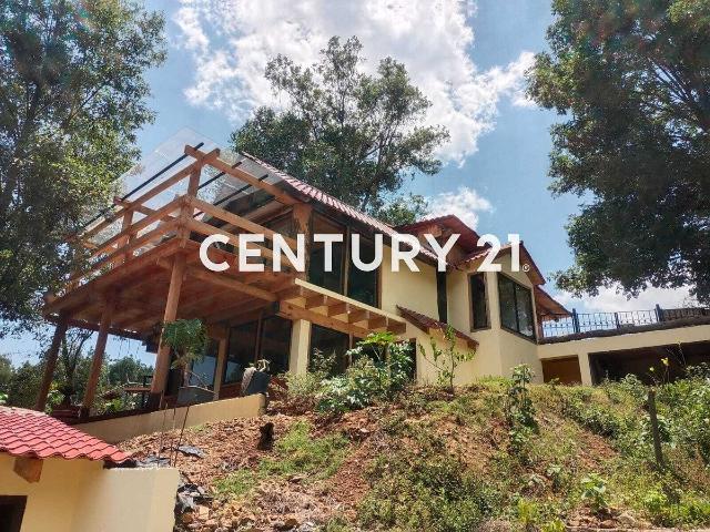 CASA EN RENTA EN EL CASTELLANO, VALLE DE BRAVO, CON BUNGALOW