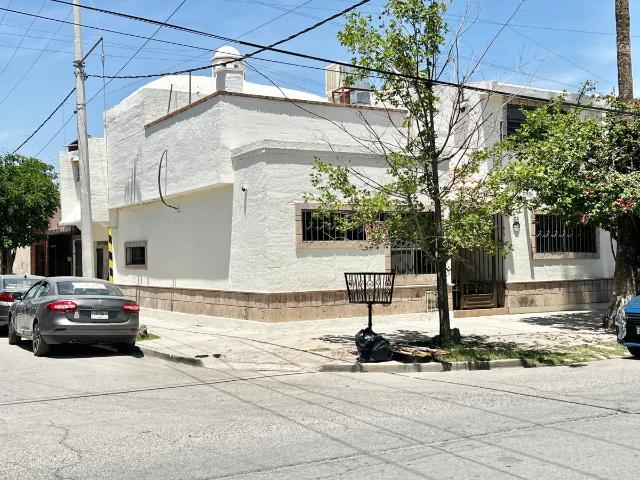 CASA EN RENTA EN EL CENTRO, IDEAL NEGOCIO Y/0 HABITACIONAL