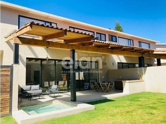 CASA EN RENTA EN EL CORAZON DE AVANDARO, EN CONDOMINIO CON VIGILANCIA Y JACUZZI PRIVADO