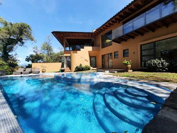 CASA EN RENTA EN EL PUEBLO DE VALLE DE BRAVO CON ENTORNO MARAVILLOSO!
