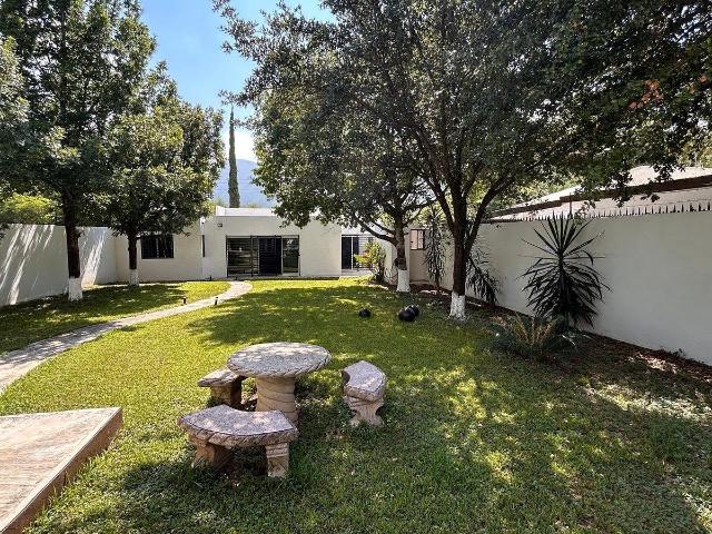 ¡Casa en renta en El Yerbaniz con amplio jardín!