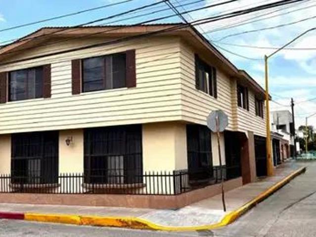 Casa En Renta, En Esquina De Santa Elena, Ideal Para Oficina