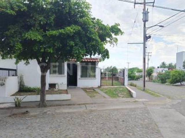 Casa en renta en esquina frente a jardín en Real Centenario