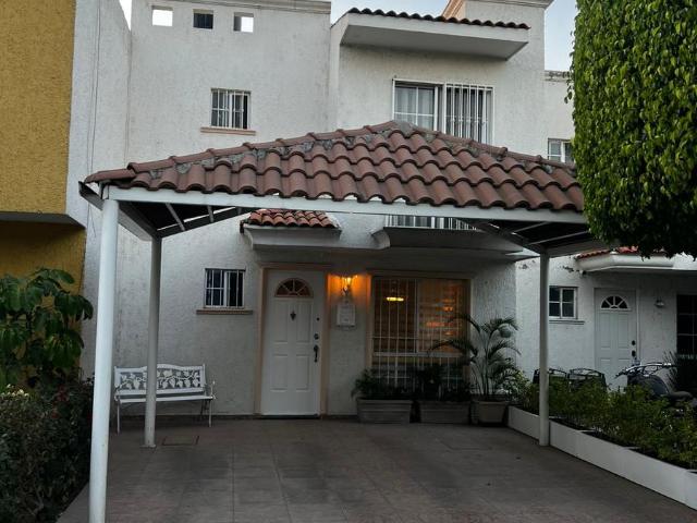 CASA EN RENTA EN FRACC. EL MEZQUITE JUNTO AL ROSARIO