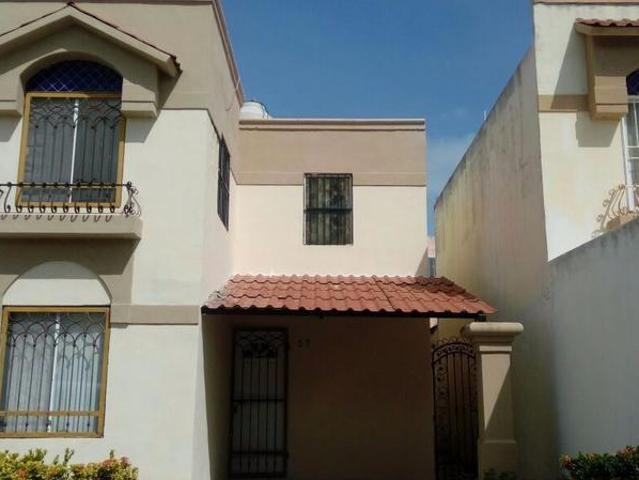 CASA EN RENTA, EN FRACC. PUERTA DE HIERRO