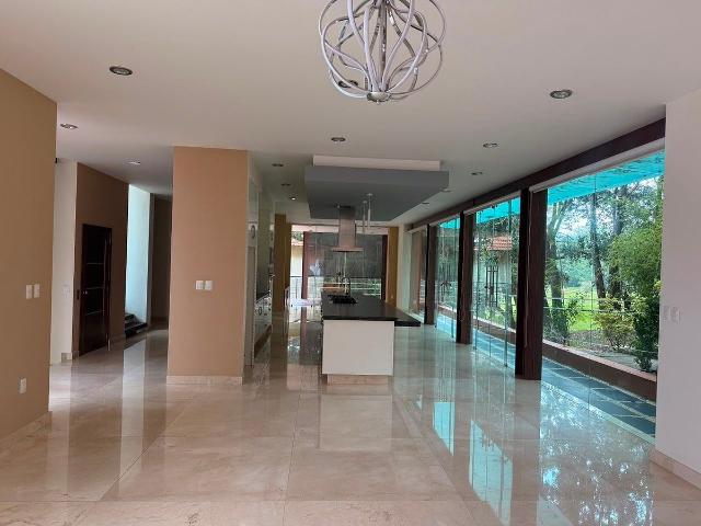 Casa con Elevador en Renta en Fracc. Bosque Monarca, Altozano, Morelia, Mich