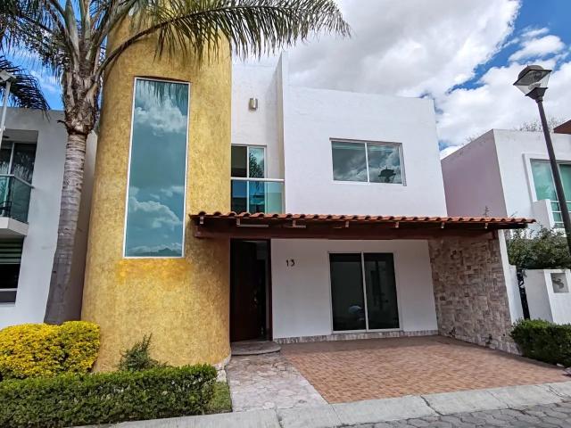Casa en renta en fraccionamiento bosques de santa rosa, zona