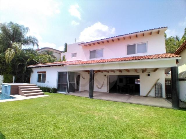 Casa en renta en fraccionamiento con vigilancia