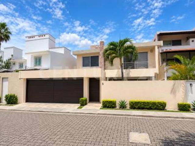 Casa en Renta en fraccionamiento exclusivo Acapantzingo, Cuernavaca