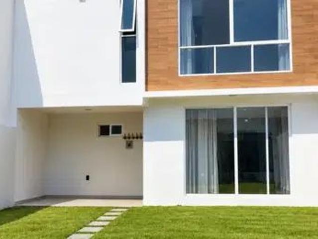 Casa En Renta En Fraccionamiento Los Olivos, Cuautla, Morelos. 3 Recámaras, 2 Baños, Cocina, Jardín, Patio Trasero Y 2 Estacionamientos. 160 M2 De Terreno. ¡agenda Tu Visita!